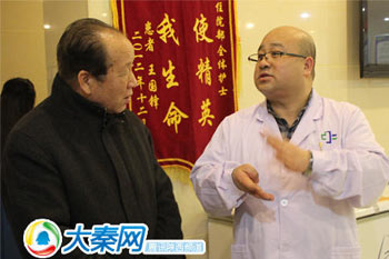 郑州市慈善会领导和主治医生了解患者病情